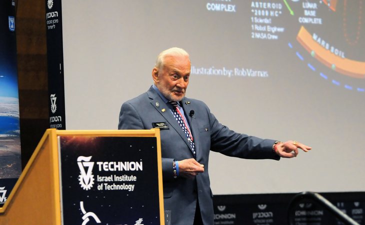 Buzz Aldrin fue el que más miradas atrajo tras su constante exposición a los medios y expertos en la materia al superar la depresión