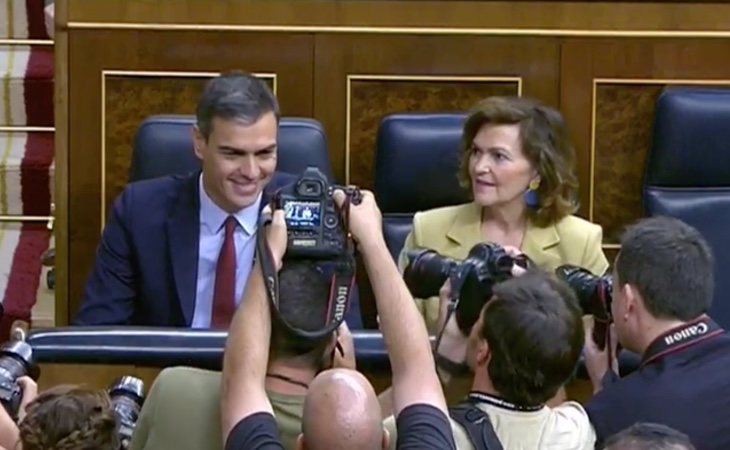 Sánchez ocupa su escaño, llegando a punto para el inicio de la sesión de investidura