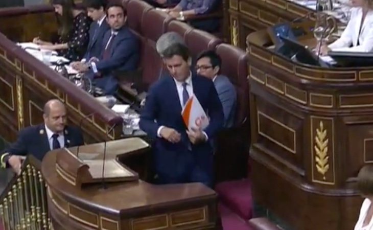 Rivera sube al estrado y ataca a Sánchez: 'Usted hace puro teatro, cede a golpistas'