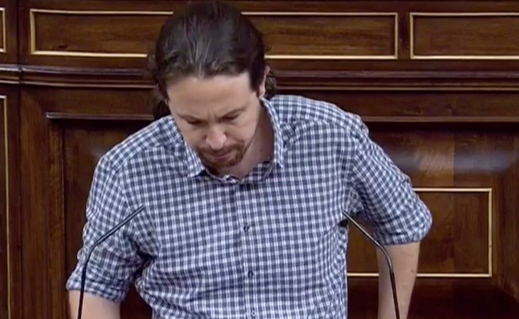 Sube Pablo Iglesias al estrado para recordar a las víctimas de la violencia machista