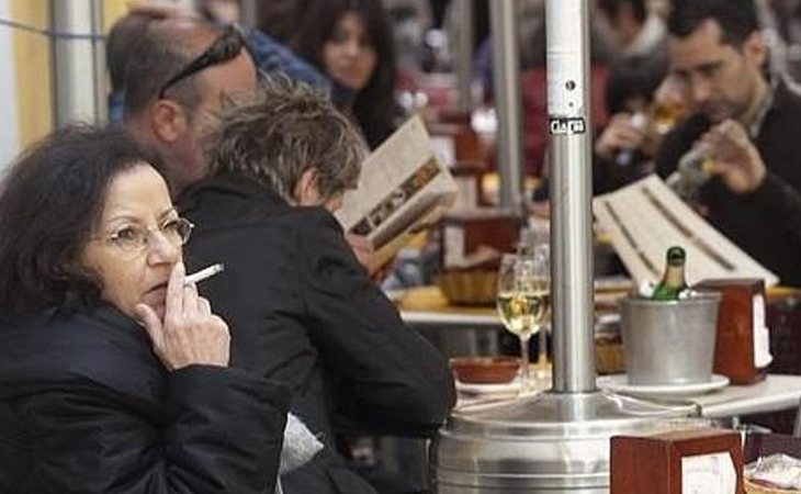 Una fumadora fumando en una terraza