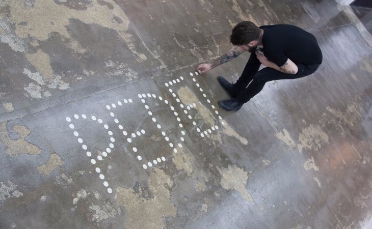 Abel Azcona construyendo su obra 'Amén'