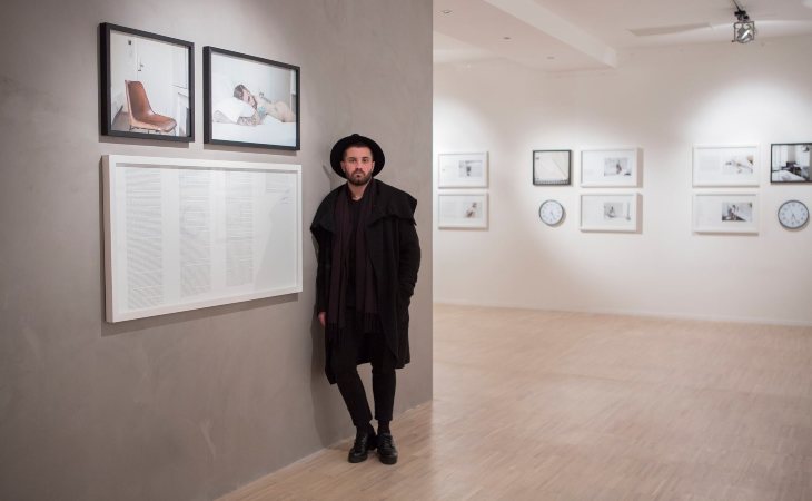 Abel Azcona en su exposición 'Las horas'