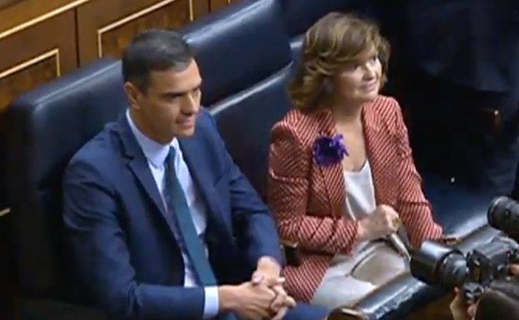 Pedro Sánchez ya se ha sentado en su escaño a la espera de la segunda votación de investidura