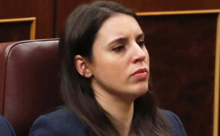 Irene Montero, telemáticamente, se ABSTIENE en la investidura de Pedro Sánchez