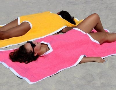 El towelkini, la última moda del verano que une la toalla y el bañador