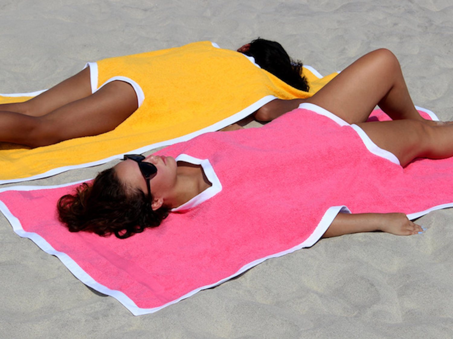 El towelkini, la última moda del verano que une la toalla y el bañador