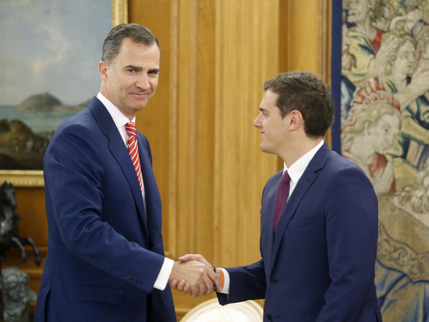 Ciudadanos critica que PSOE y Podemos nunca hacen la reverencia ante el rey