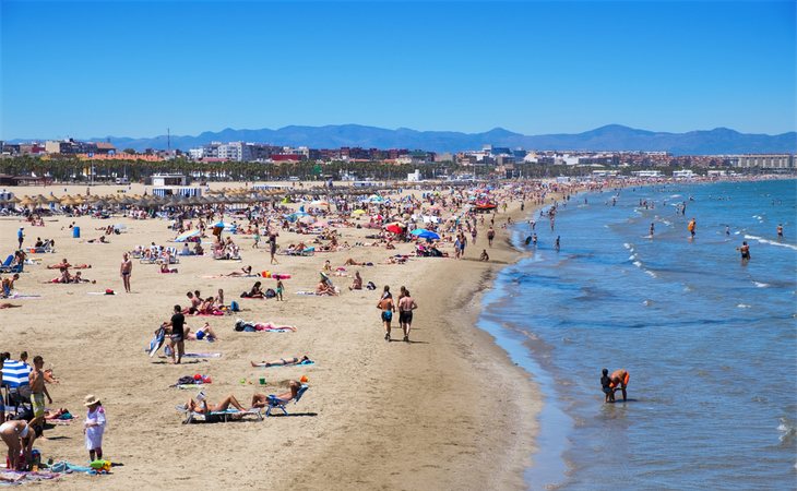 Las autoridades advierten acerca de los peligros mediambientales que suponen los residuos de tabaco para las aguas de las playas españolas