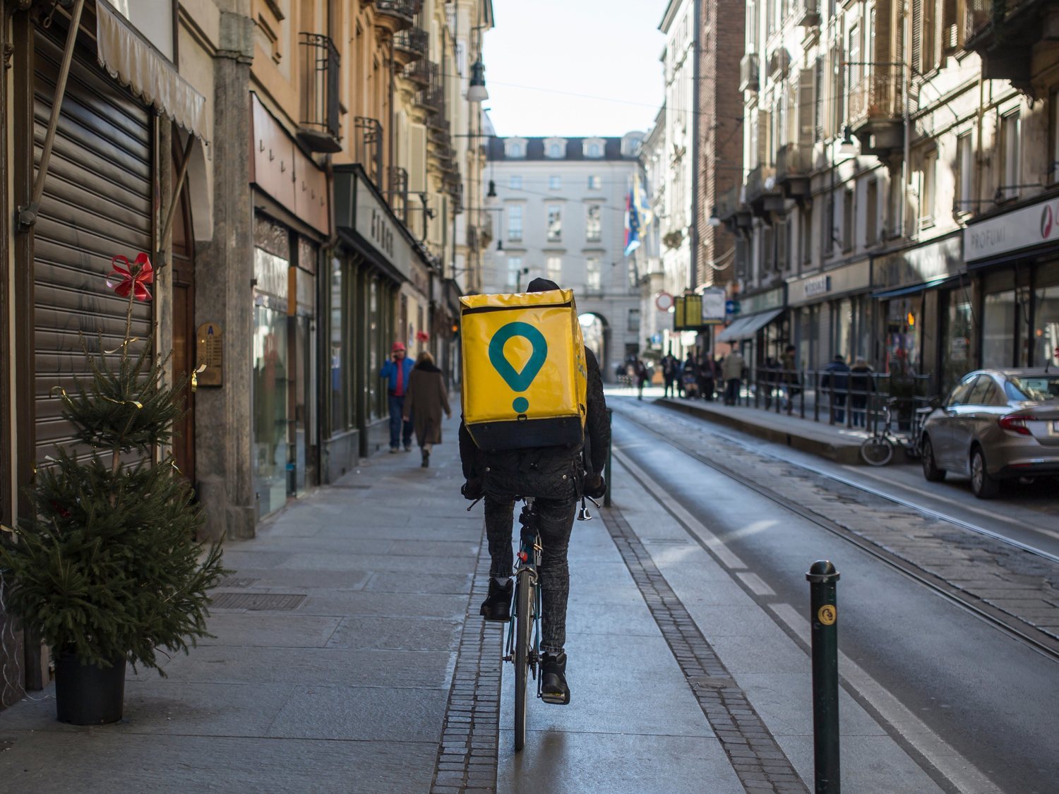 Atropellan a un repartidor y a Glovo solo le importa el estado del pedido que transportaba