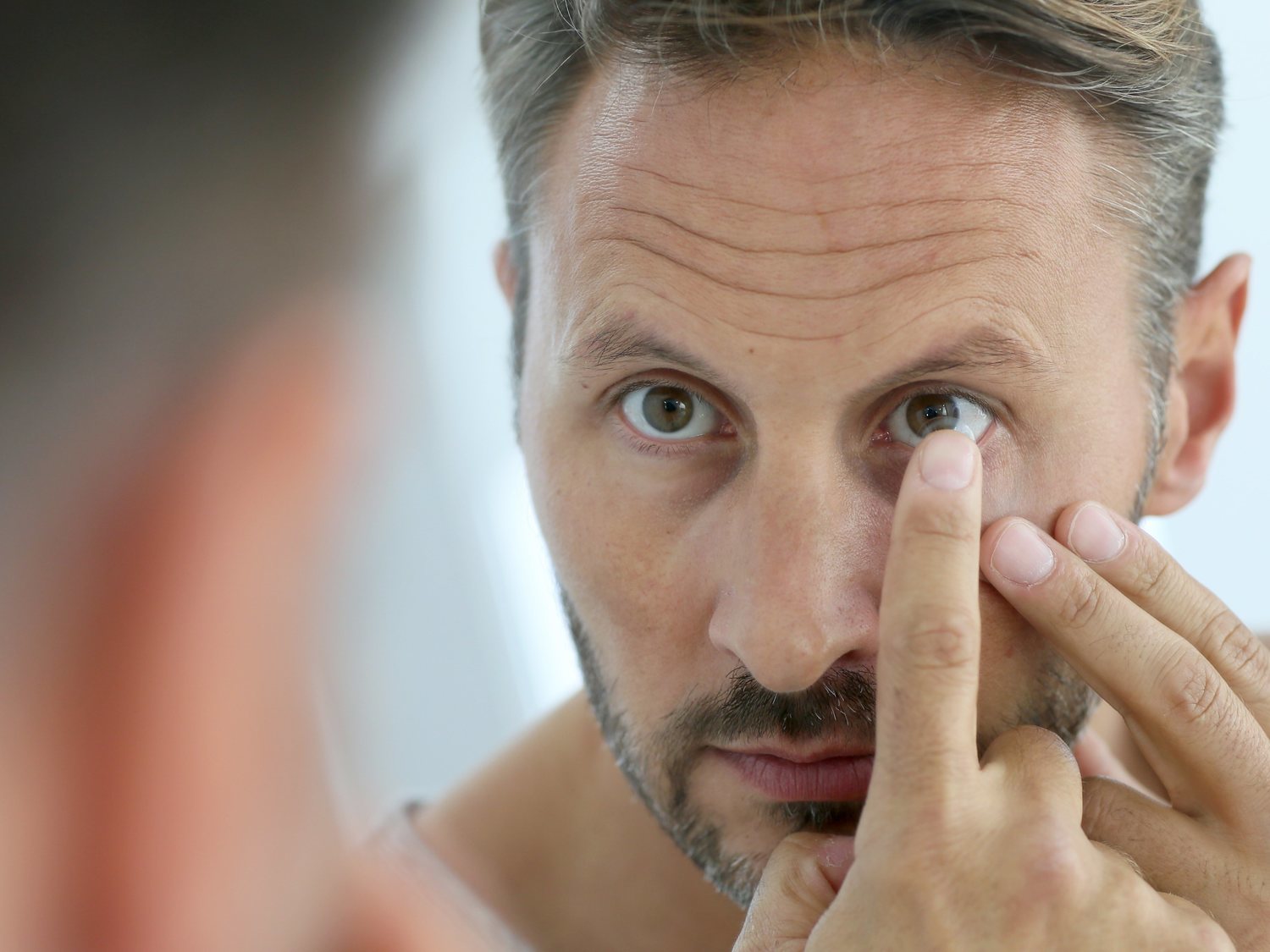 Inventan unas lentillas que permiten hacer zoom al parpadear dos veces