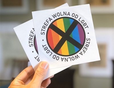 La persistente homofobia en Polonia llena sus calles de pegatinas anti-LGTBI