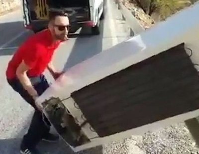 El joven que tiró una nevera por un barranco la recupera a pulso y lleva a un punto limpio