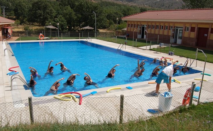 Varias piscinas han tenido que cerrar al encontrar bacterias fecales en el agua.