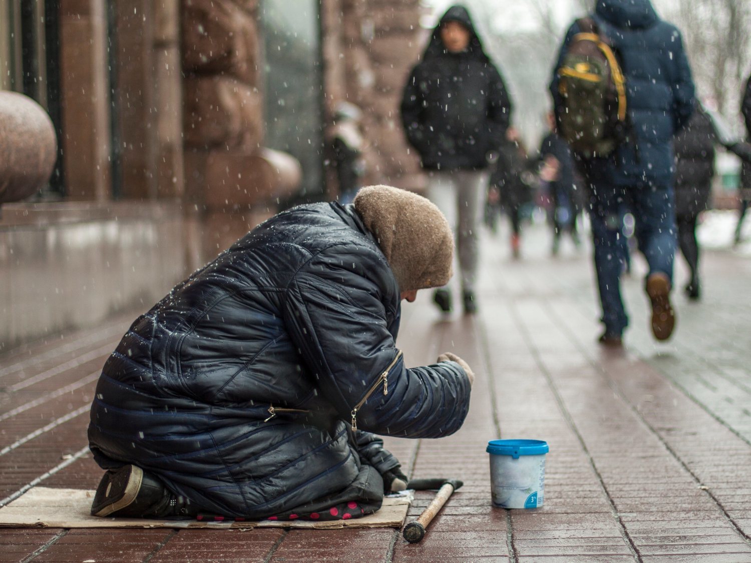 Una ciudad sueca quiere cobrar por pedir en la calle para acabar con los mendigos