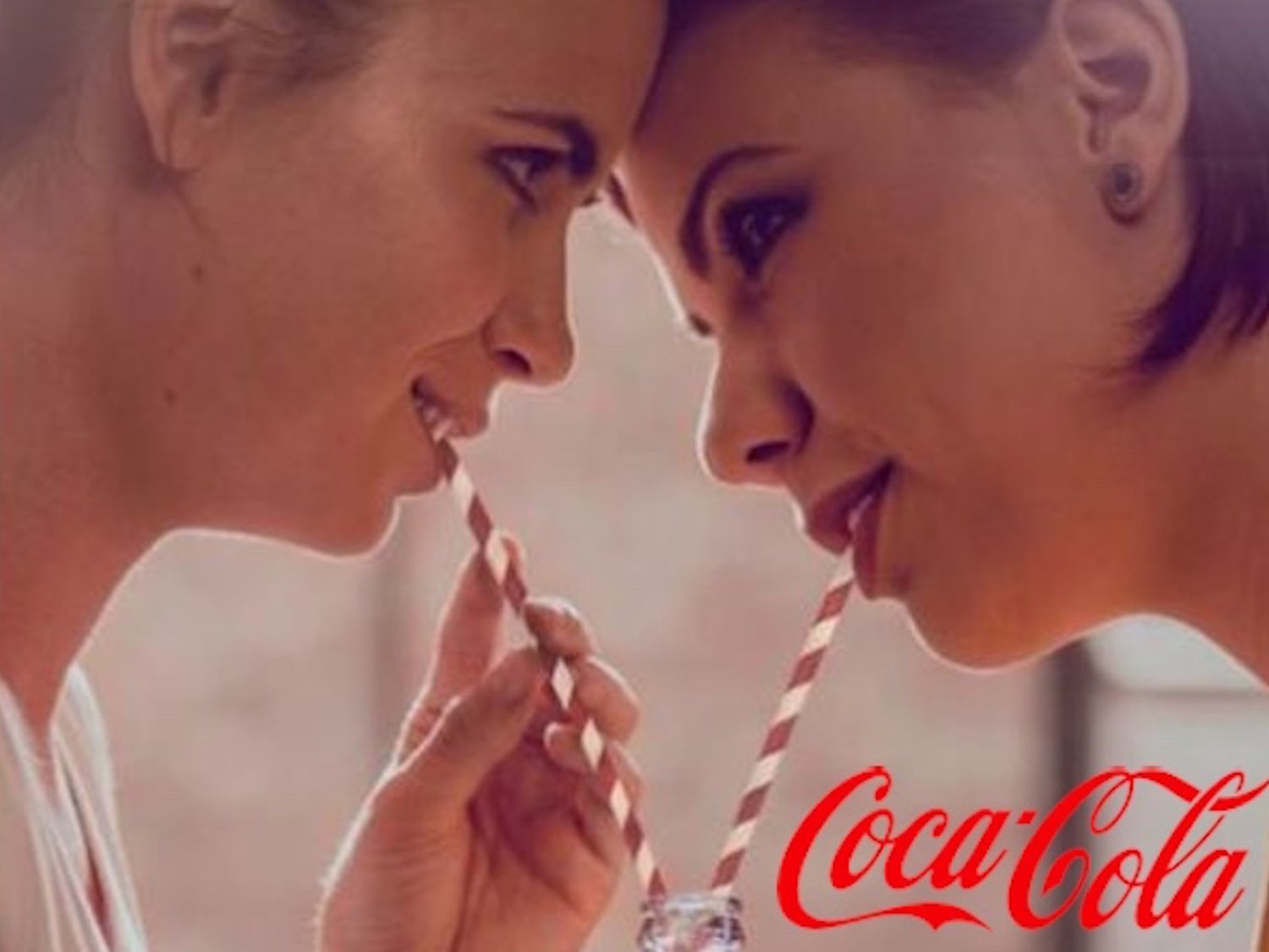 Hungría rechaza la nueva campaña de Coca-Cola que muestra parejas homosexuales