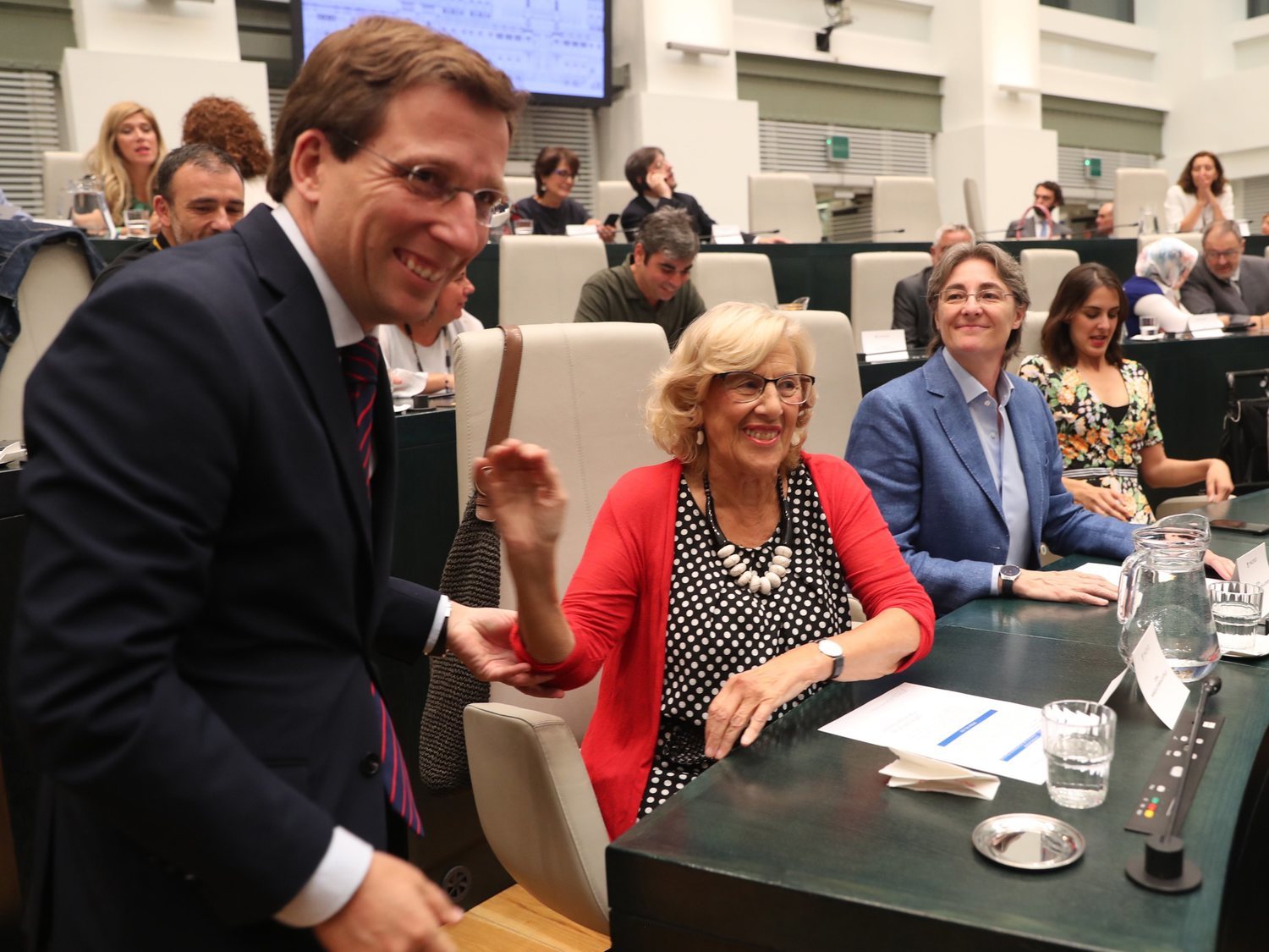 Almeida devuelve la placa y pistola a los policías que amenazaron a Carmena en un chat