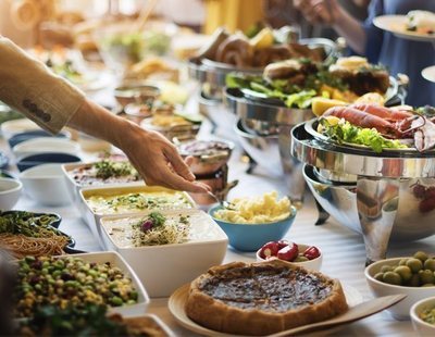 Los alimentos de los que no deberías fiarte si acudes a comer a un buffet libre