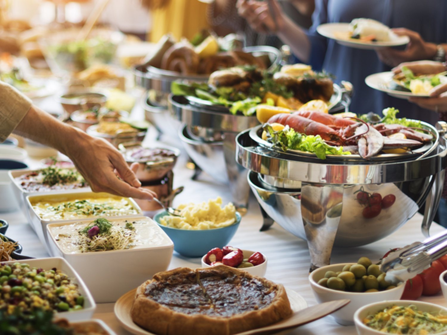 Los alimentos de los que no deberías fiarte si acudes a comer a un buffet libre