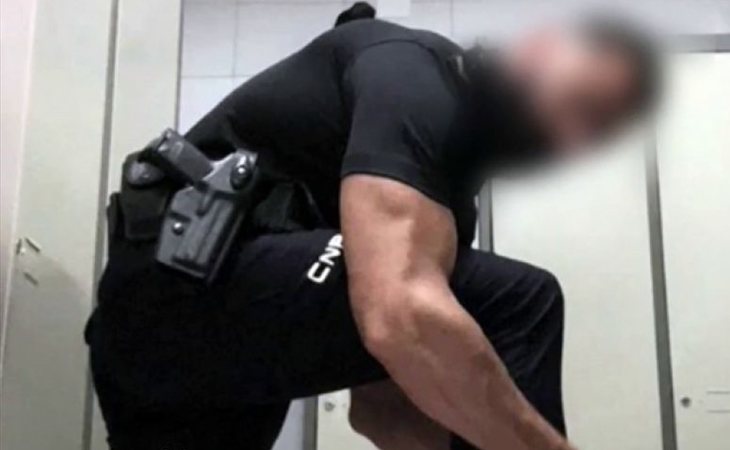 Algunos agentes de la Policía utilizan fotos con el uniforme en aplicaciónes de contactos