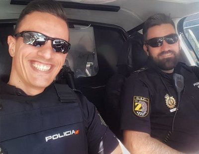 La moda de los selfies de la policía en uniforme, incluso para ligar, desata la polémica