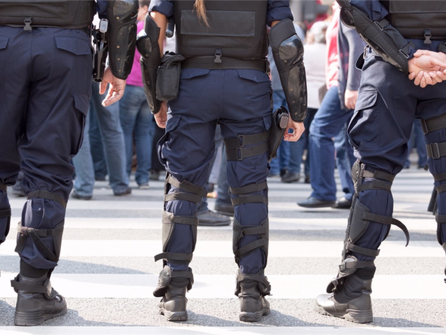 La moda de los selfies de la policía en uniforme, incluso para ligar, desata la polémica