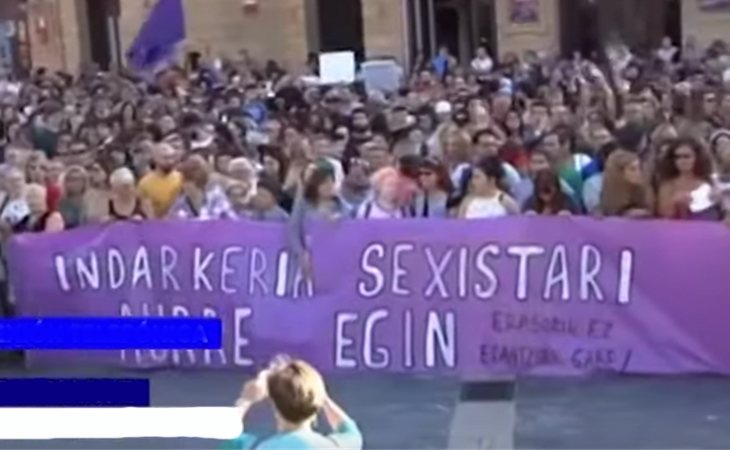 Cientos de personas se han congregado en el centro de Bilbao para manifestarse en contra de lla violencia machista
