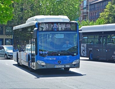 Golpes, escupitajos e insultos racistas a una mujer negra en un autobús de Madrid: "Vete a tu país"