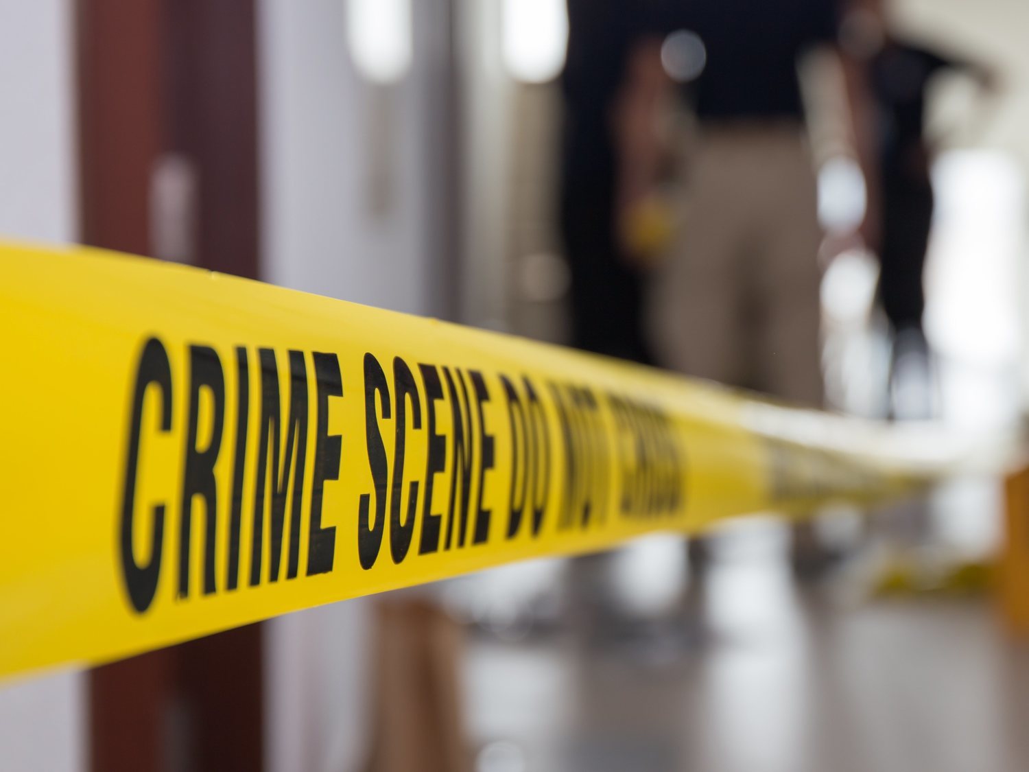 Un policía viola a una chica a cambio de no detener a su novio
