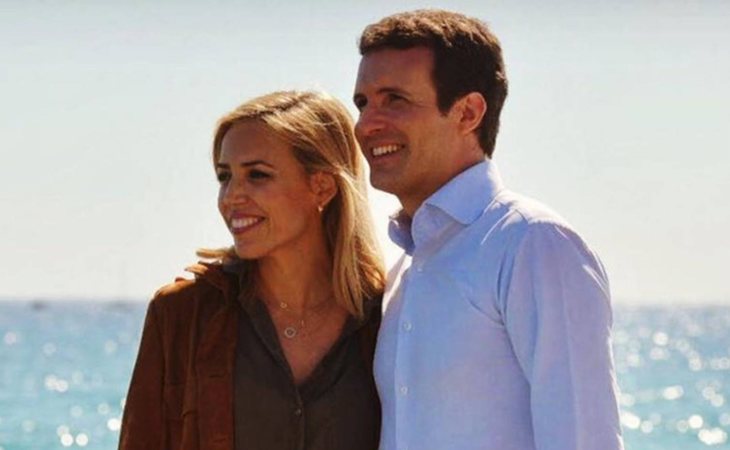 Pablo Casado acompañado de su mujer