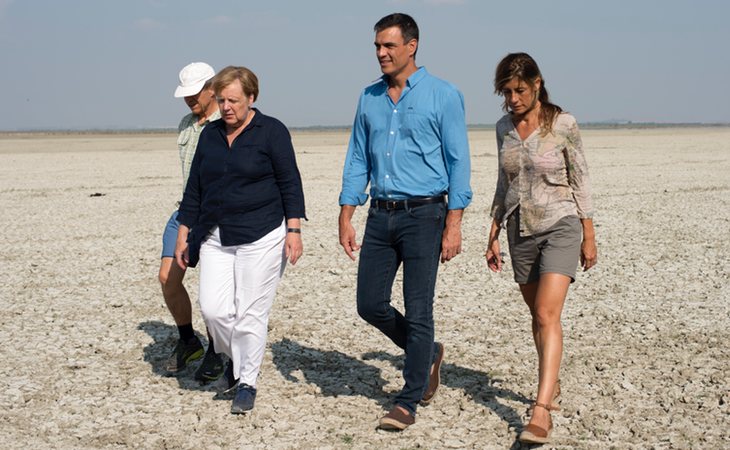 Pedro Sánchez, con Angela Merkel, en sus vacaciones de 2018