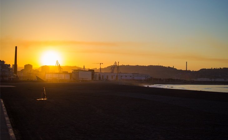 El hombre caminaba por el espigón en Poniente, cuando inesperadamente cayó al agua