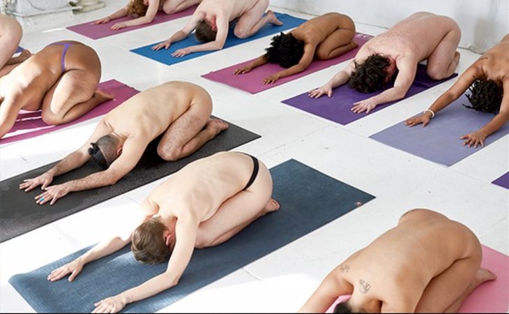 Practicar yoga desnudos se ha puesto de moda