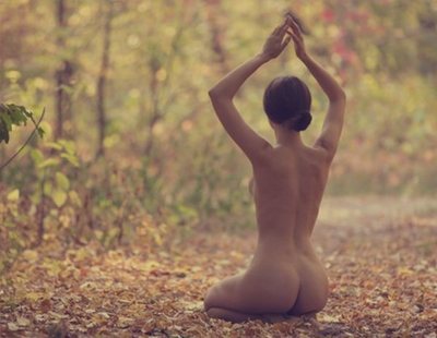 Practicar yoga desnudos: la nueva moda que ha revolucionado el fitness
