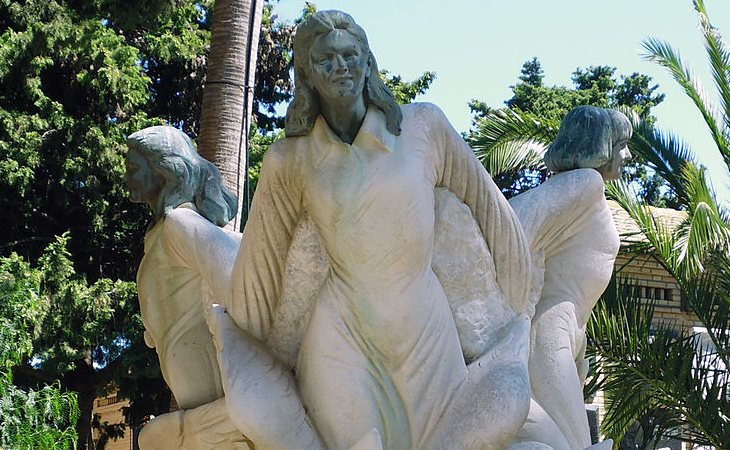 Escultura en memoria de las niñas de Alcàsser