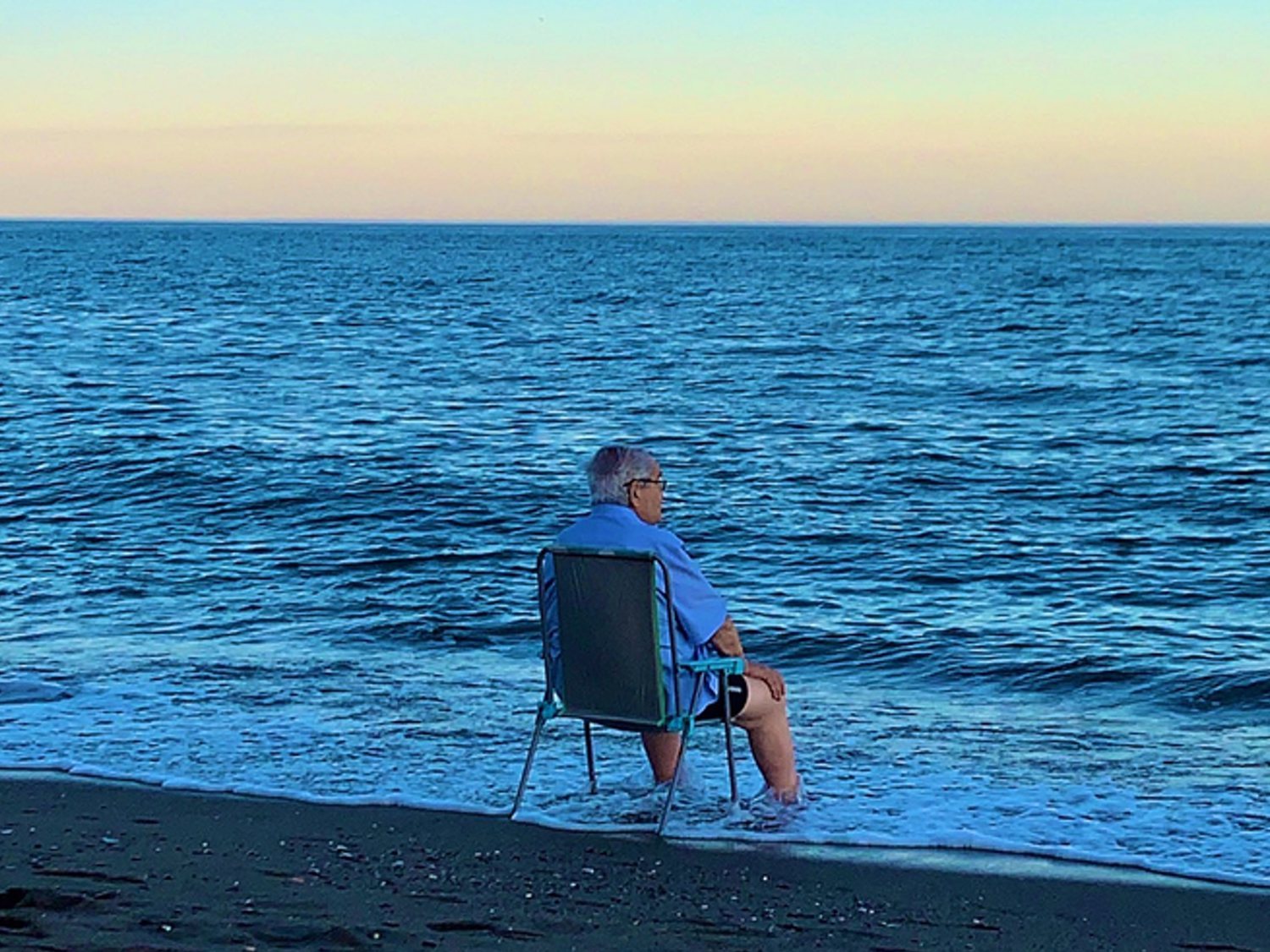 La emotiva historia detrás de la foto viral del hombre llorando frente a La Malagueta