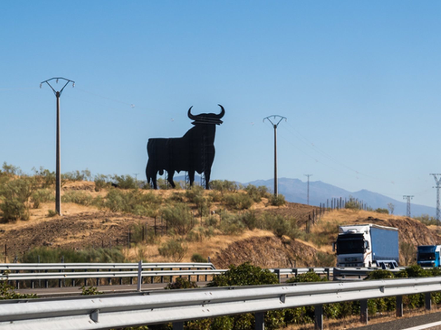 El Toro de Osborne, símbolo adoptado por la derecha, es de origen comunista y republicano