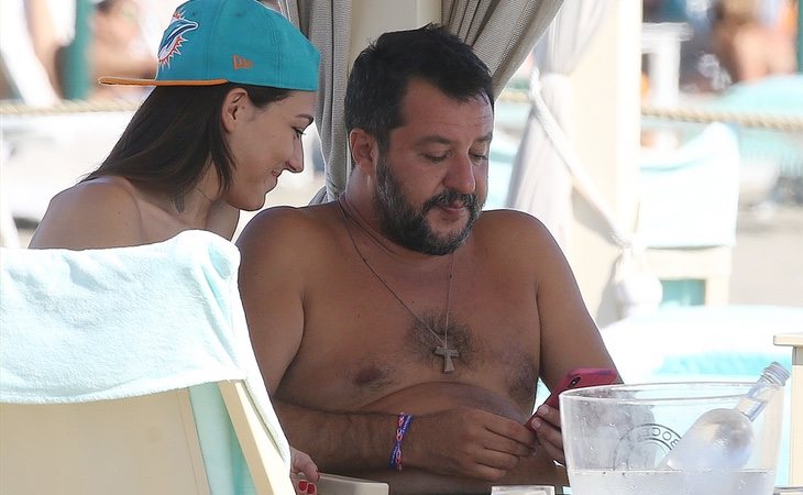 Salvini anunció la ruptura del acuerdo en la playa rodeado de mojitos