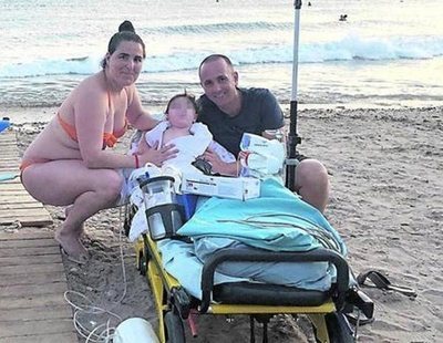 Cumplido el deseo de un niño murciano de 11 meses de bañarse en el mar