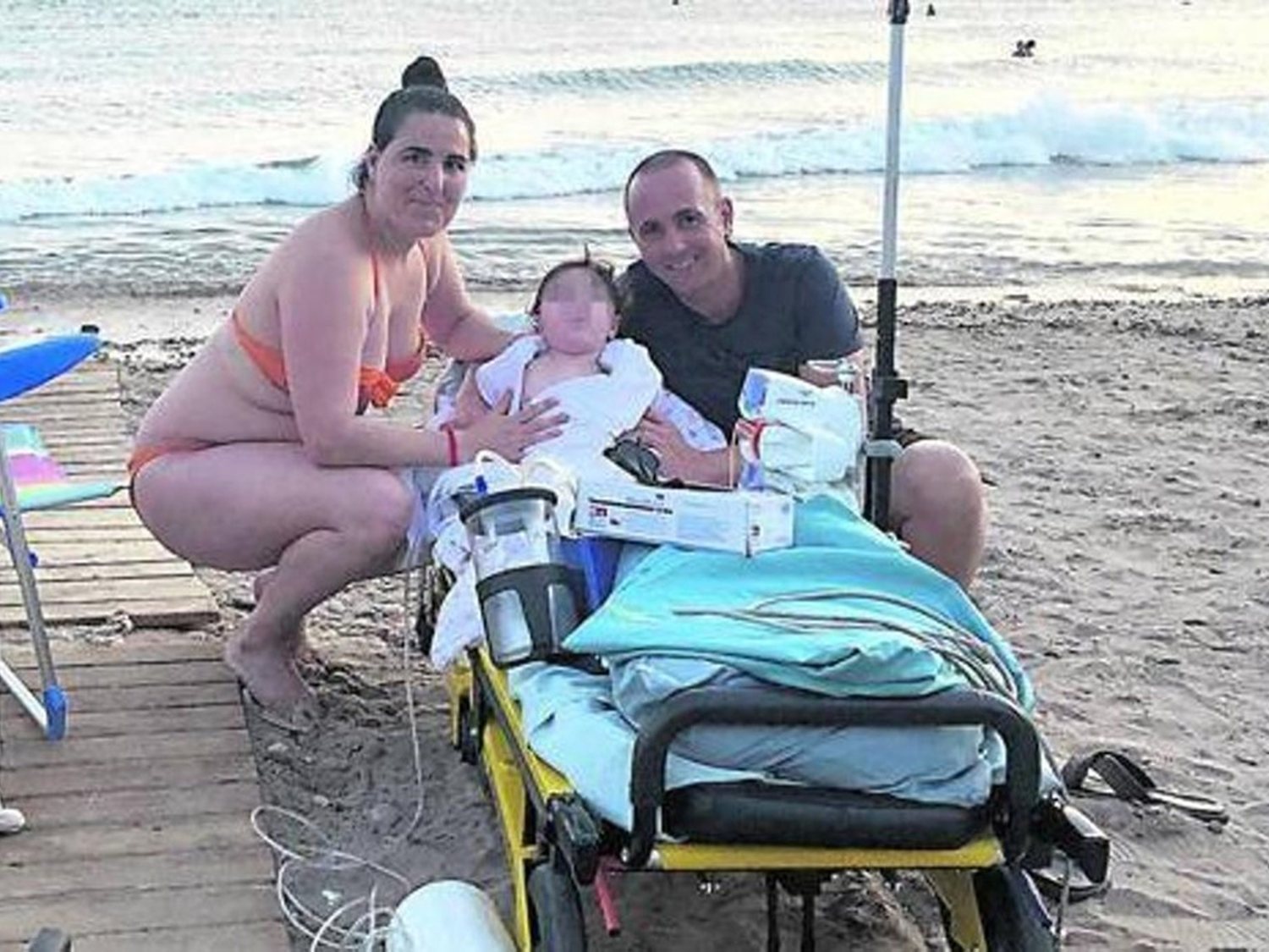 Cumplido el deseo de un niño murciano de 11 meses de bañarse en el mar