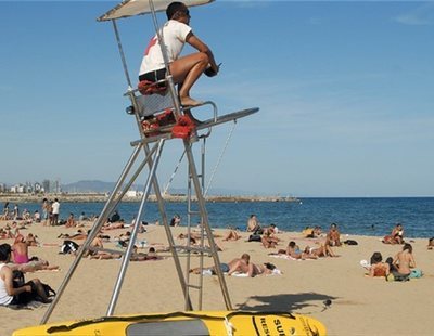 La playa de Barcelona permanecerá cerrada hasta que la Armada detone la bomba hallada en el agua