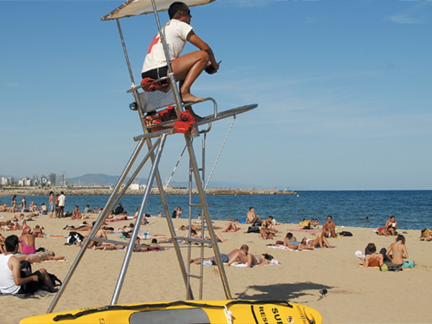 La playa de Barcelona permanecerá cerrada hasta que la Armada detone la bomba hallada en el agua