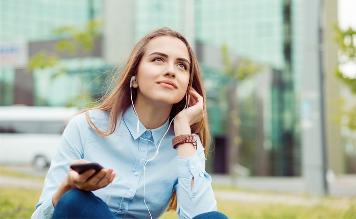 Una de las medidas para protegernos de la radiación es el uso de auriculares que nos mantengan alejados de la antena del dispositivo