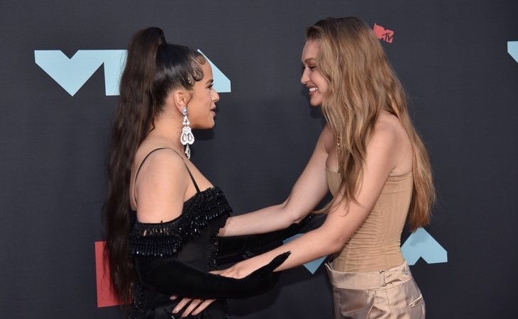 Gigi Hadid ha mostrado su admiración por Rosalía en los MTV Music Awards