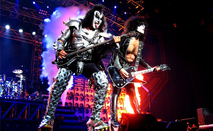 Gene Simmons, bajista real de Kiss, también ha sido víctima de la pirotecnía durante numerosas presentaciones en directo del grupo