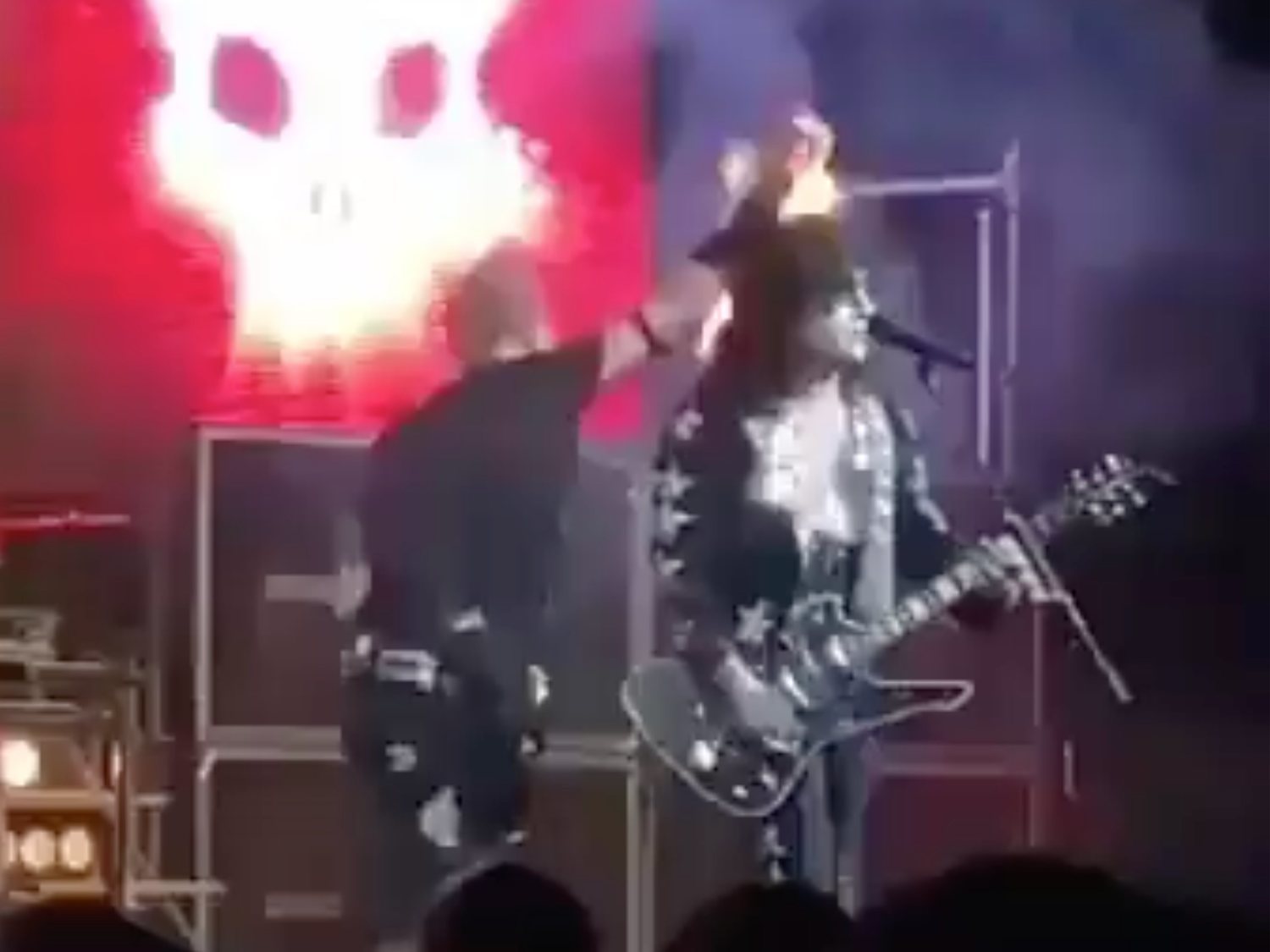 Un imitador de Kiss se quema por accidente y sigue actuando mientras arde ante el público