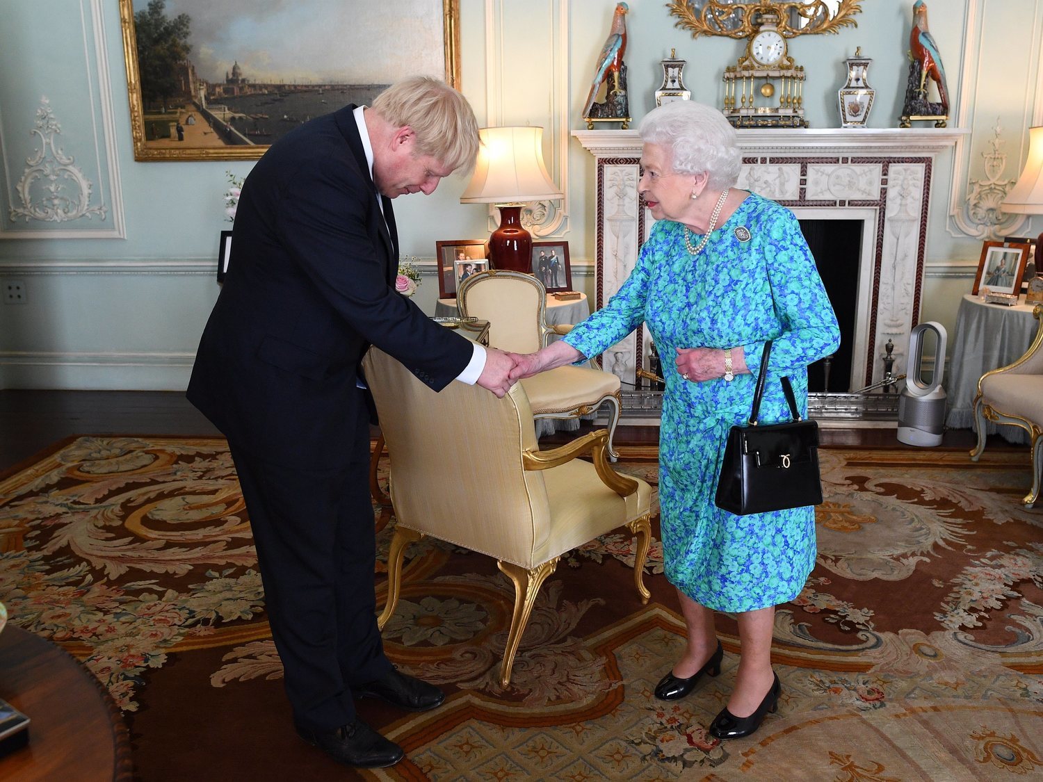 La reina de Inglaterra suspende el parlamento: Reino Unido se dirige a un Brexit duro