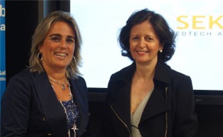 Blanca Montero, por aquel entonces directora territorial del Banco Sabadell, y Concha Canoyra posan juntas en un proyecto emprendedor del SEK en 2016