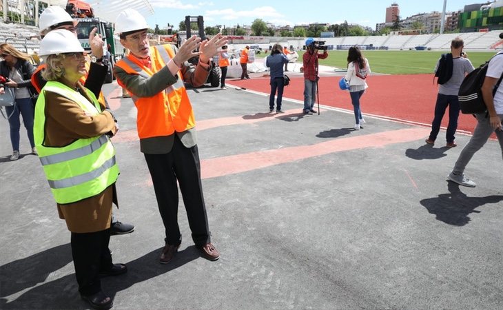 Manuela Carmena, presenciando las obras del estadio Vallehermoso