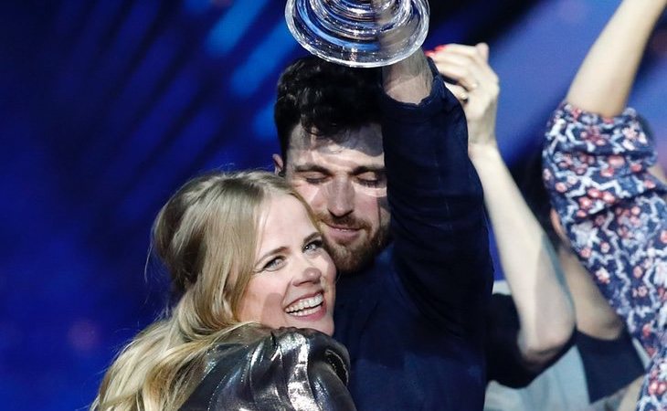 Duncan Laurence, ganador de Eurovisión 2019, abraza a su mentora Ilse DeLange, que en 2014 también estuvo de cerca de llevar el festival a Holanda